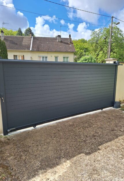 Portail motorisé en aluminium dans le 45