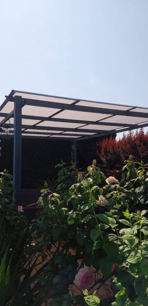 Pergola dans un jardin fleuri