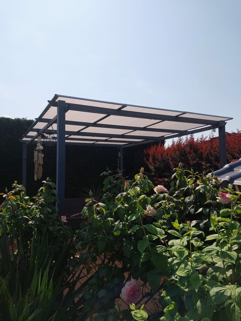 Pergola jadin fleuri FM Menuiserie