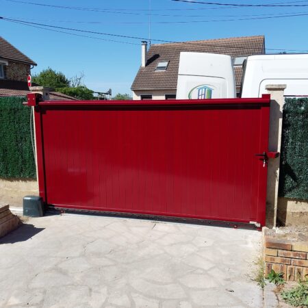Portail coulissant rouge