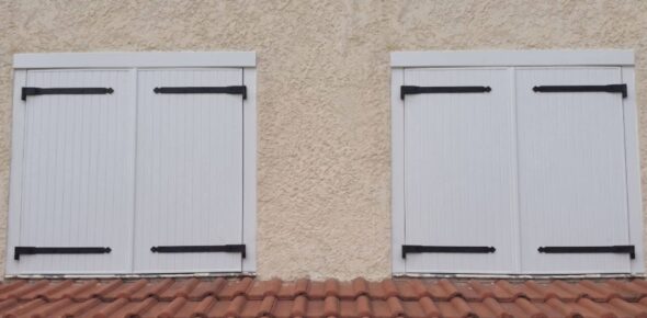 Volets blancs fenêtre bois